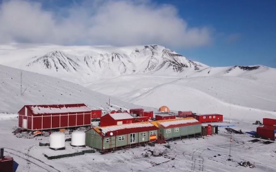 Ein abnehmbares Militärgebäude in der Antarktis