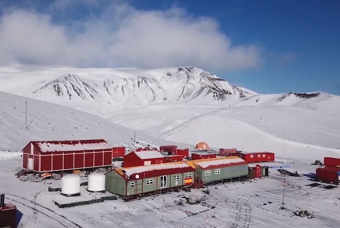 A removable military building in Antarctica